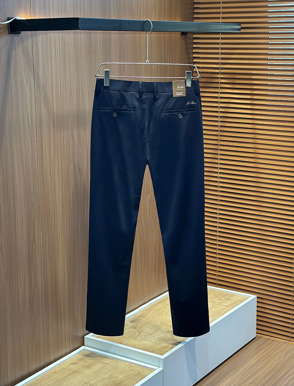 🌾Lo*ro Pi*na诺 u翩雅老钱新贵们的大爱 客供四面弹力面料有着极好的亲肤感 直脚休闲裤 经典款