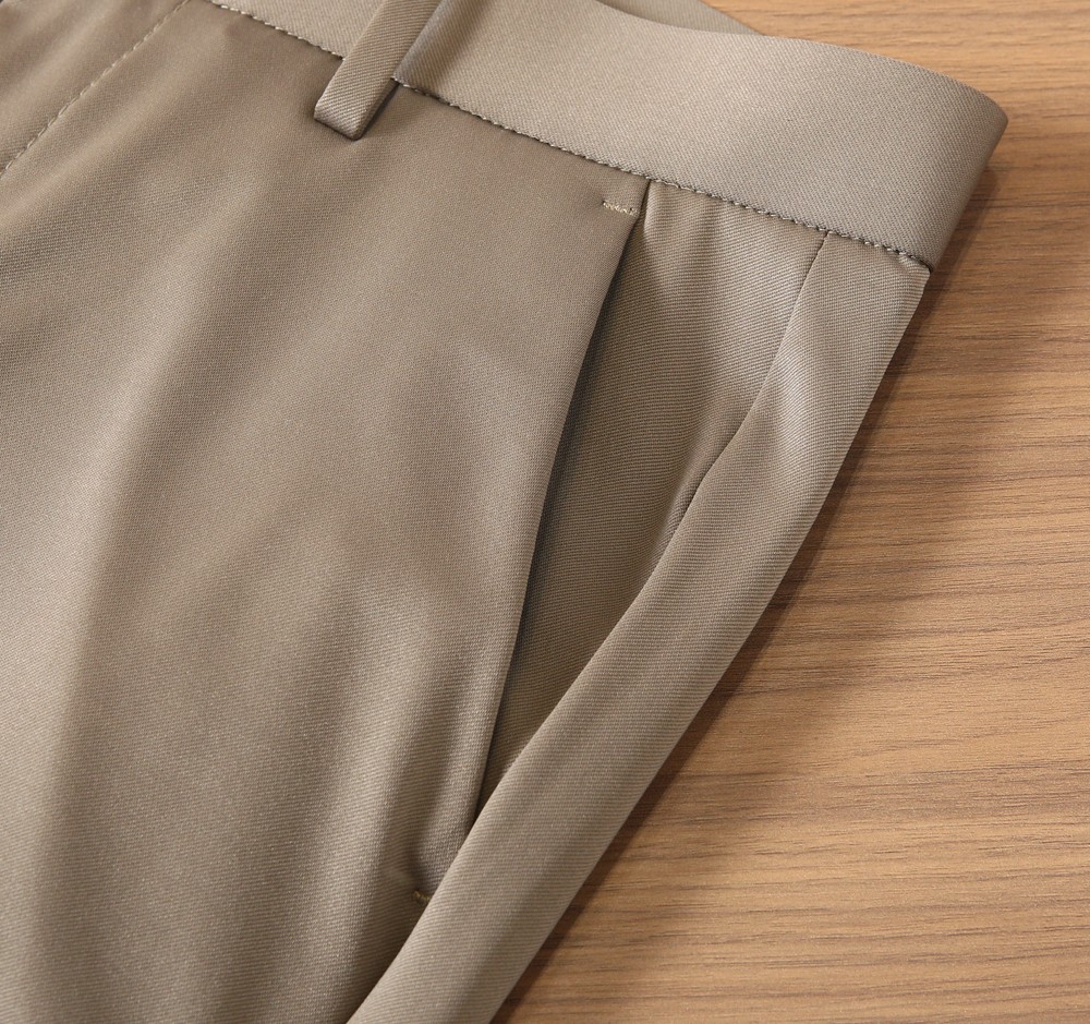 🌾Lo*ro Pi*na诺 u翩雅老钱新贵们的大爱 客供四面弹力面料有着极好的亲肤感 直脚休闲裤 经典款