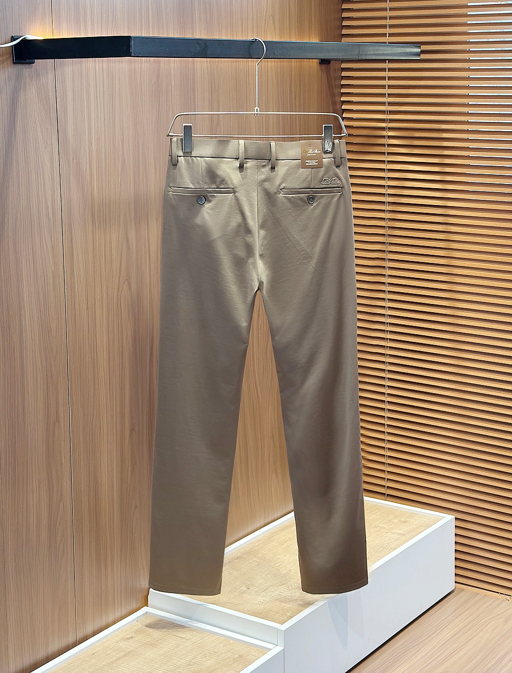 🌾Lo*ro Pi*na诺 u翩雅老钱新贵们的大爱 客供四面弹力面料有着极好的亲肤感 直脚休闲裤 经典款