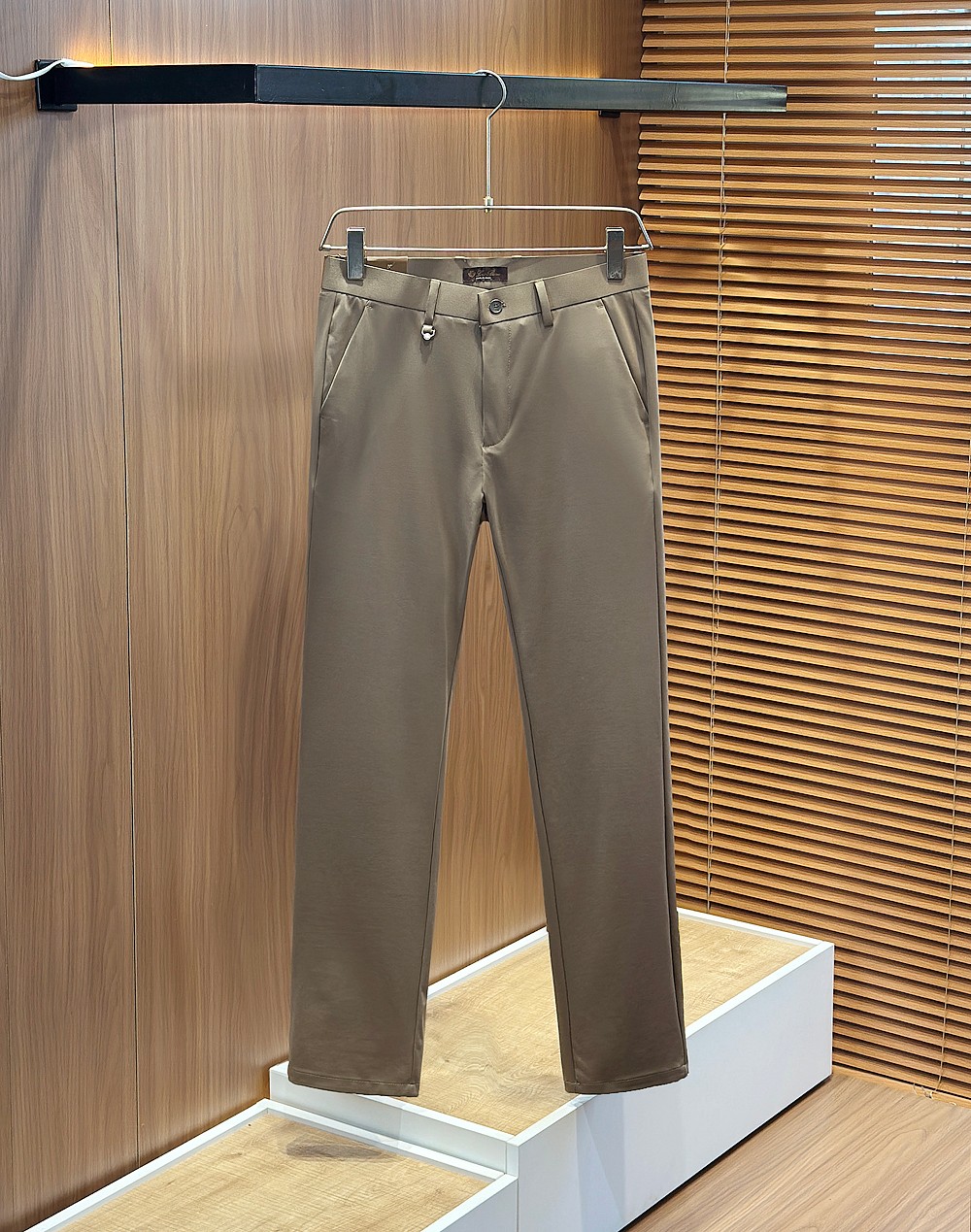 🌾Lo*ro Pi*na诺 u翩雅老钱新贵们的大爱 客供四面弹力面料有着极好的亲肤感 直脚休闲裤 经典款