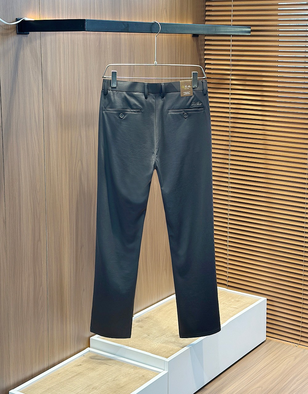 🌾Lo*ro Pi*na诺 u翩雅老钱新贵们的大爱 客供四面弹力面料有着极好的亲肤感 直脚休闲裤 经典款