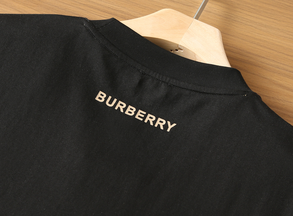 🌾巴宝莉2026春夏新款首发专柜最新款短袖圆领T恤 高端订制 设计前卫时尚！品牌logo重工艺设计 高端