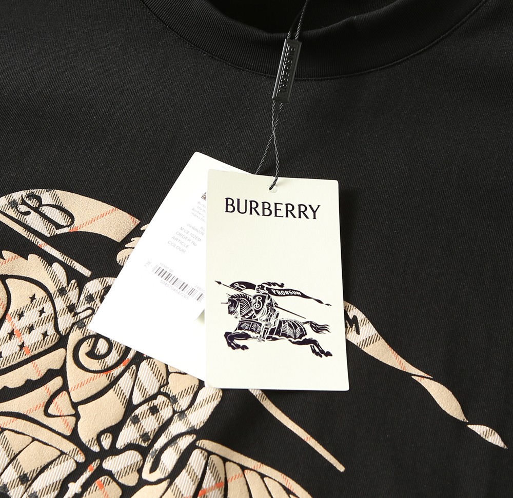 🌾巴宝莉2026春夏新款首发专柜最新款短袖圆领T恤 高端订制 设计前卫时尚！品牌logo重工艺设计 高端