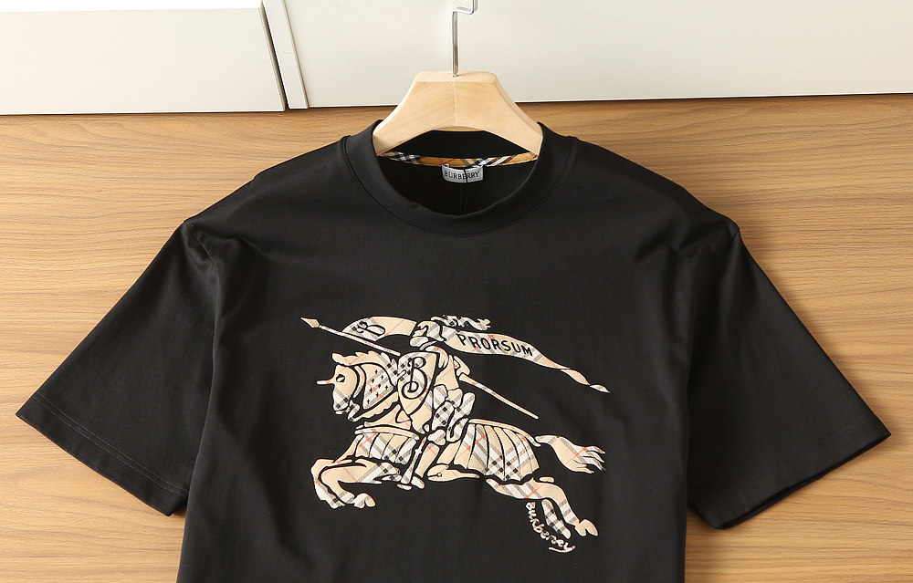 🌾巴宝莉2026春夏新款首发专柜最新款短袖圆领T恤 高端订制 设计前卫时尚！品牌logo重工艺设计 高端