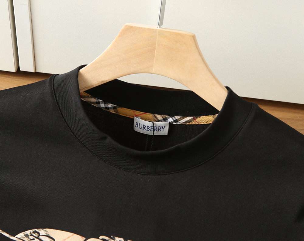 🌾巴宝莉2026春夏新款首发专柜最新款短袖圆领T恤 高端订制 设计前卫时尚！品牌logo重工艺设计 高端