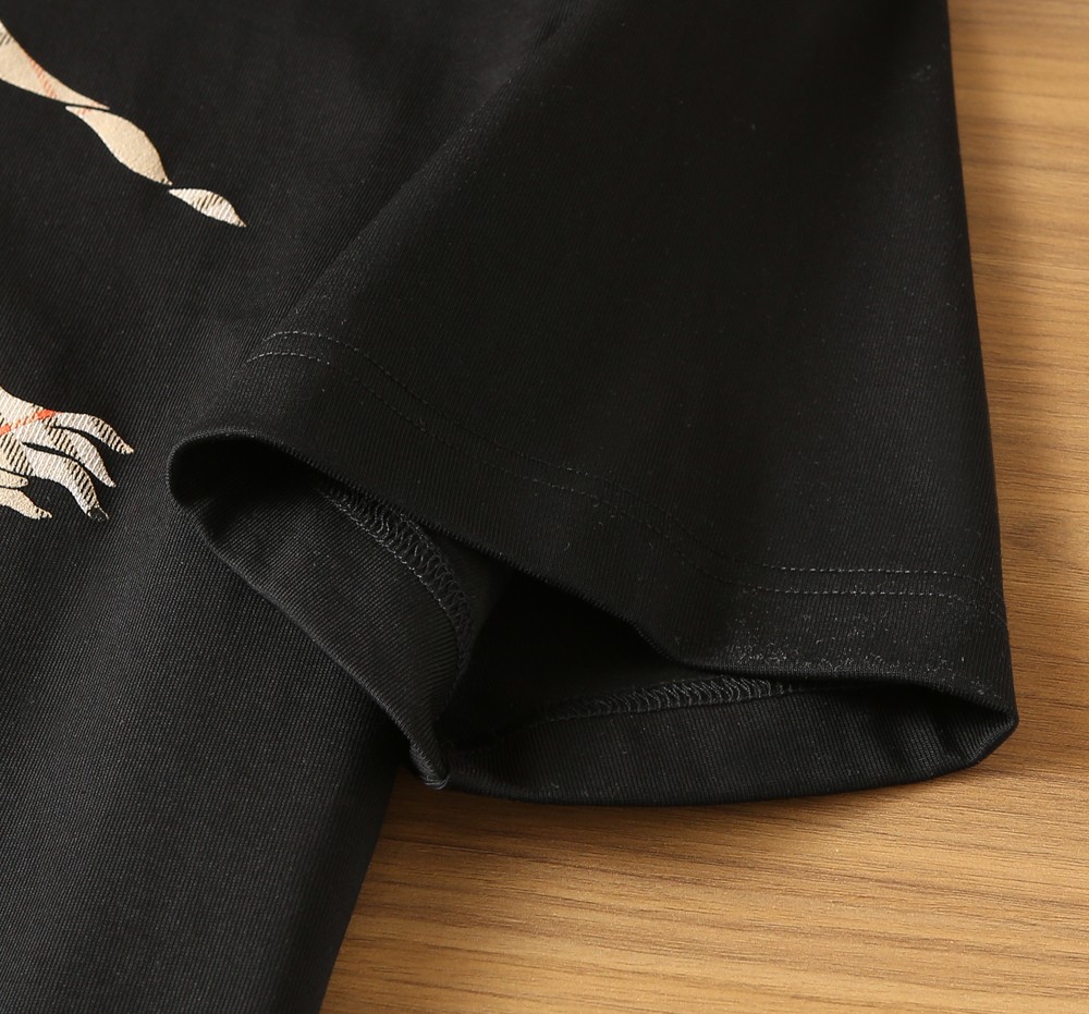 🌾巴宝莉2026春夏新款首发专柜最新款短袖圆领T恤 高端订制 设计前卫时尚！品牌logo重工艺设计 高端