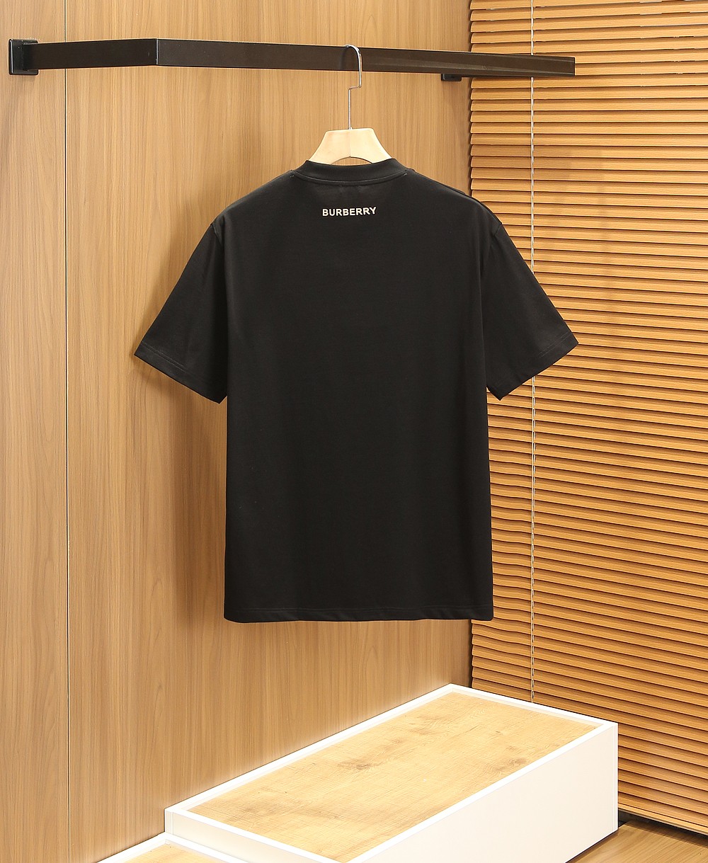 🌾巴宝莉2026春夏新款首发专柜最新款短袖圆领T恤 高端订制 设计前卫时尚！品牌logo重工艺设计 高端