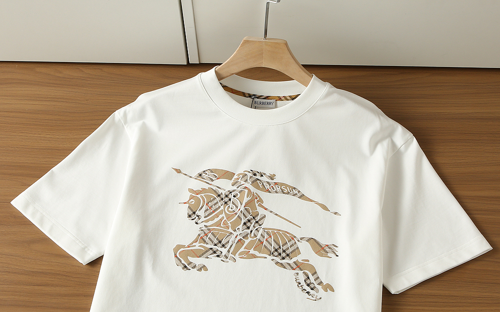 🌾巴宝莉2026春夏新款首发专柜最新款短袖圆领T恤 高端订制 设计前卫时尚！品牌logo重工艺设计 高端