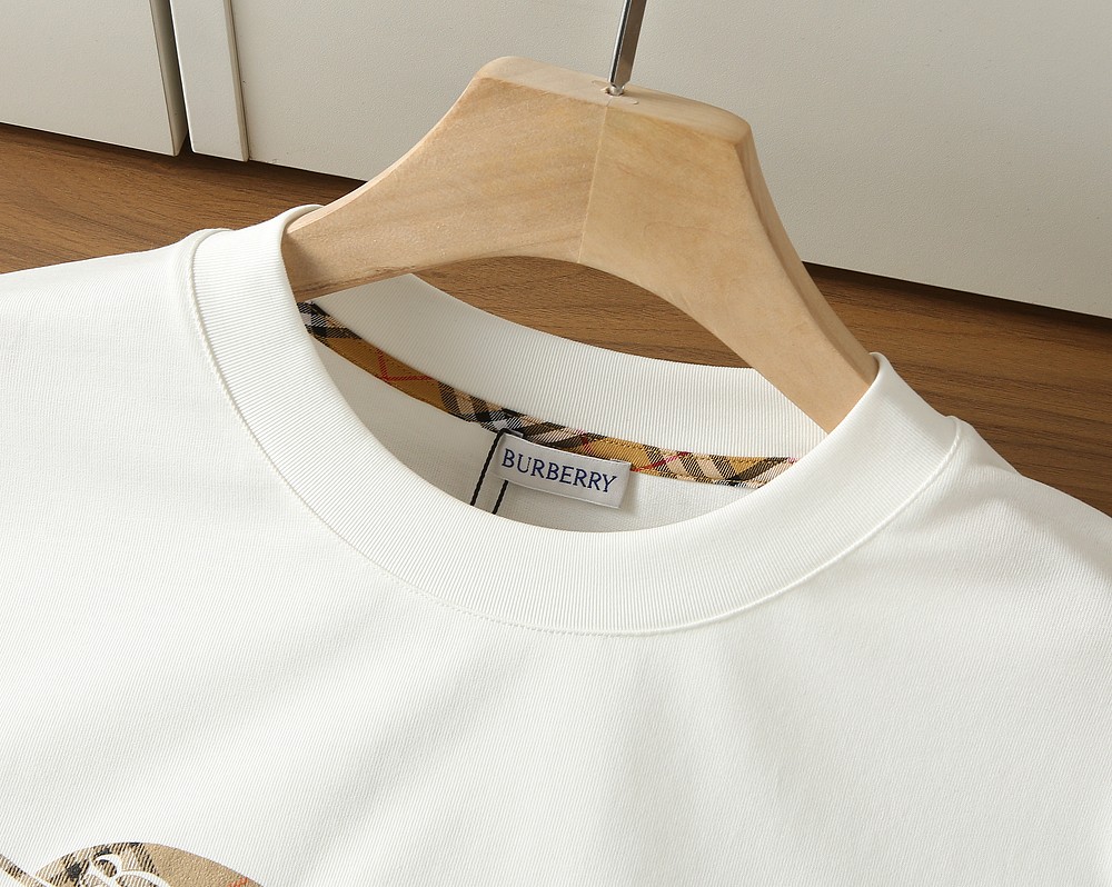 🌾巴宝莉2026春夏新款首发专柜最新款短袖圆领T恤 高端订制 设计前卫时尚！品牌logo重工艺设计 高端