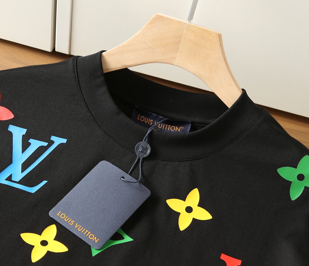 🌾LV 2026春夏新款首发专柜最新款短袖圆领T恤 高端订制 设计前卫时尚！品牌logo重工艺设计 高端