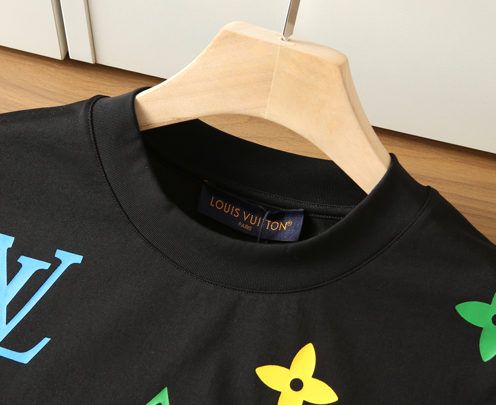 🌾LV 2026春夏新款首发专柜最新款短袖圆领T恤 高端订制 设计前卫时尚！品牌logo重工艺设计 高端