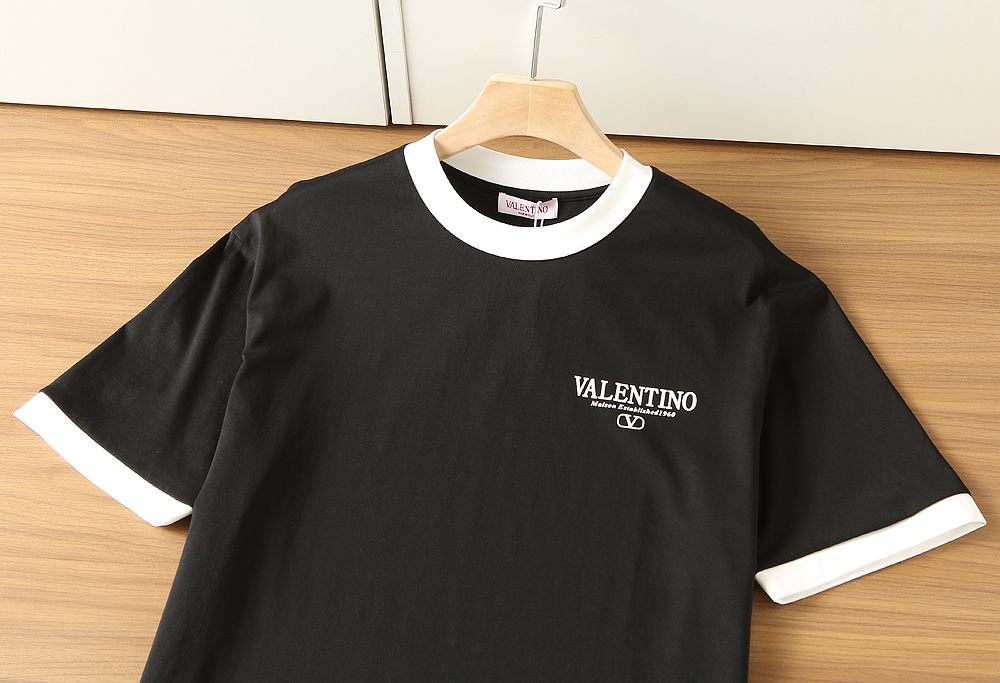 🌾华伦天奴2026春夏新款首发专柜最新款短袖圆领T恤 高端订制 设计前卫时尚！品牌logo重工艺设计 高