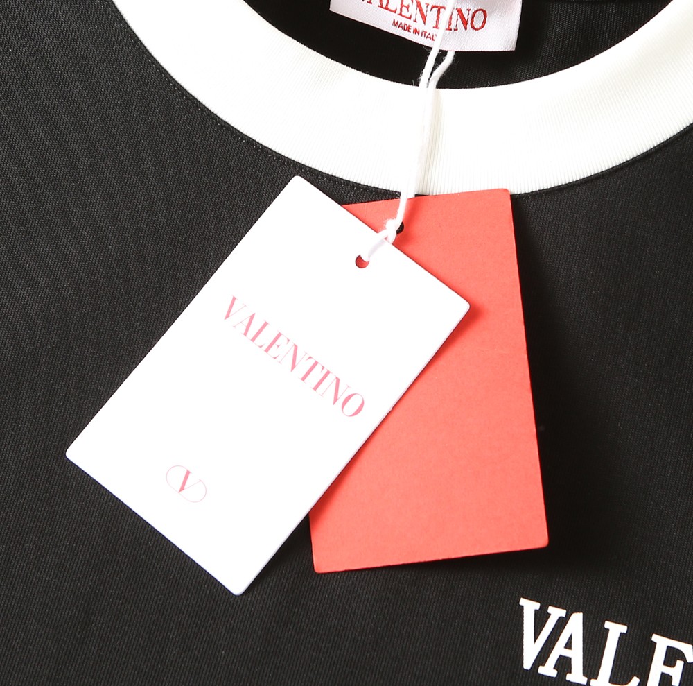 🌾华伦天奴2026春夏新款首发专柜最新款短袖圆领T恤 高端订制 设计前卫时尚！品牌logo重工艺设计 高