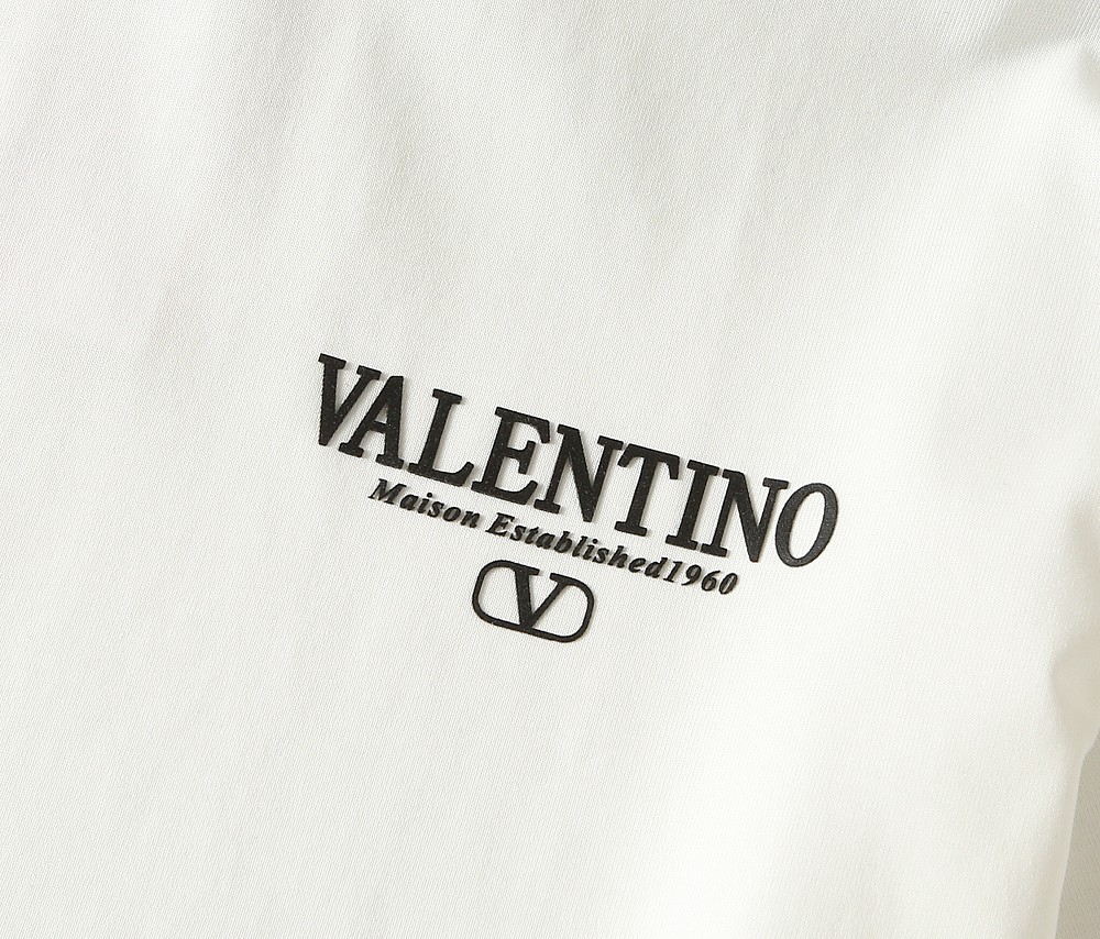 🌾华伦天奴2026春夏新款首发专柜最新款短袖圆领T恤 高端订制 设计前卫时尚！品牌logo重工艺设计 高