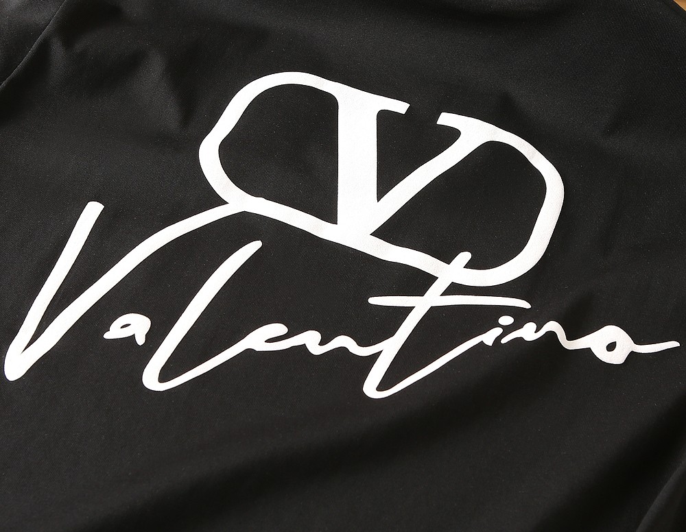 🌾华伦天奴2026春夏新款首发专柜最新款短袖圆领T恤 高端订制 设计前卫时尚！品牌logo重工艺设计 高