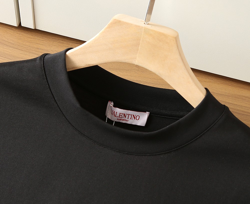 🌾华伦天奴2026春夏新款首发专柜最新款短袖圆领T恤 高端订制 设计前卫时尚！品牌logo重工艺设计 高