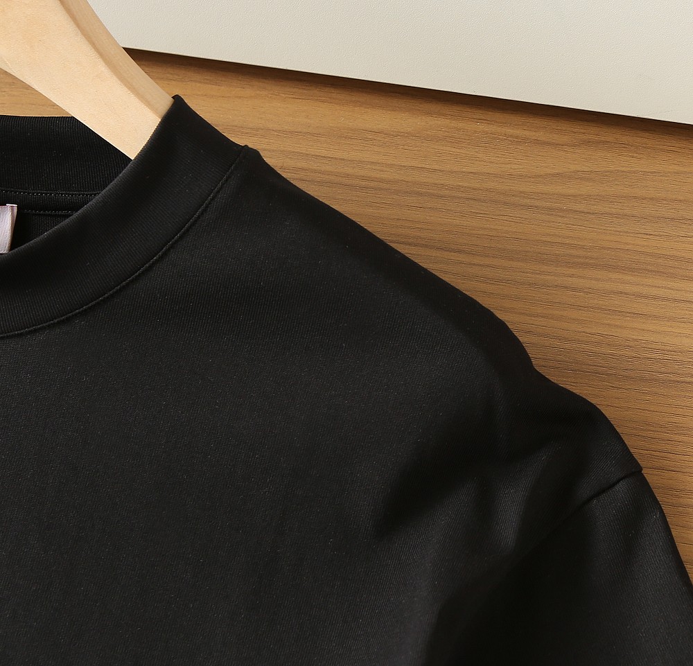 🌾华伦天奴2026春夏新款首发专柜最新款短袖圆领T恤 高端订制 设计前卫时尚！品牌logo重工艺设计 高