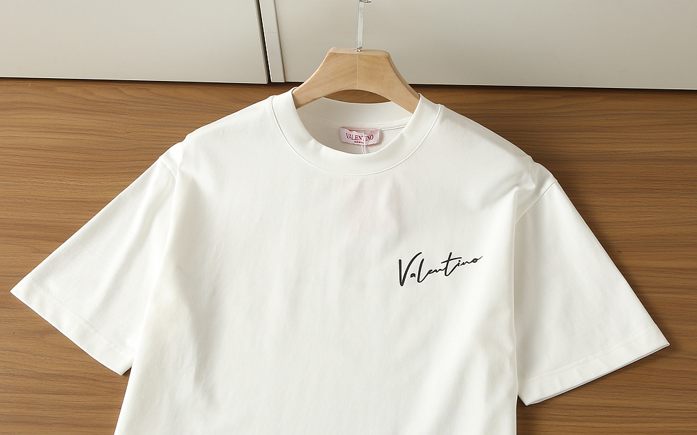 🌾华伦天奴2026春夏新款首发专柜最新款短袖圆领T恤 高端订制 设计前卫时尚！品牌logo重工艺设计 高