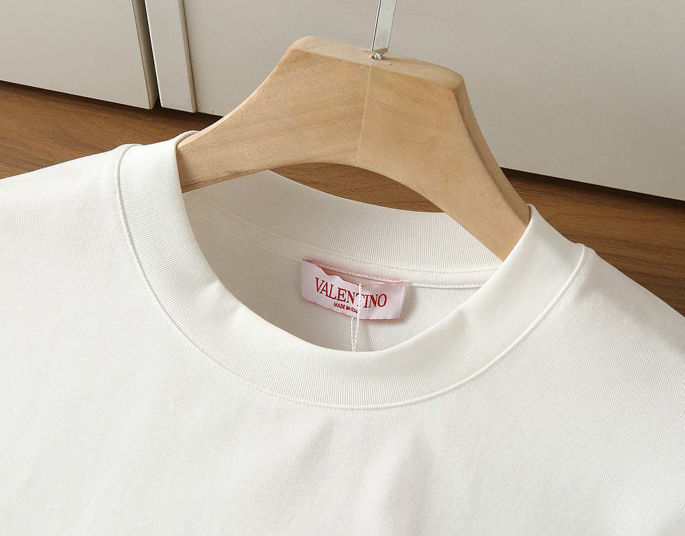 🌾华伦天奴2026春夏新款首发专柜最新款短袖圆领T恤 高端订制 设计前卫时尚！品牌logo重工艺设计 高