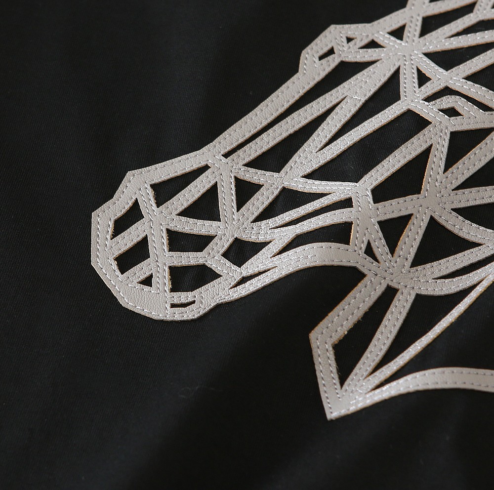 🌾爱*仕(He*mès) 2026春夏 最新主题刺绣圆领短袖T恤衫，新图型立体感贴起绣马头的设计 上身很