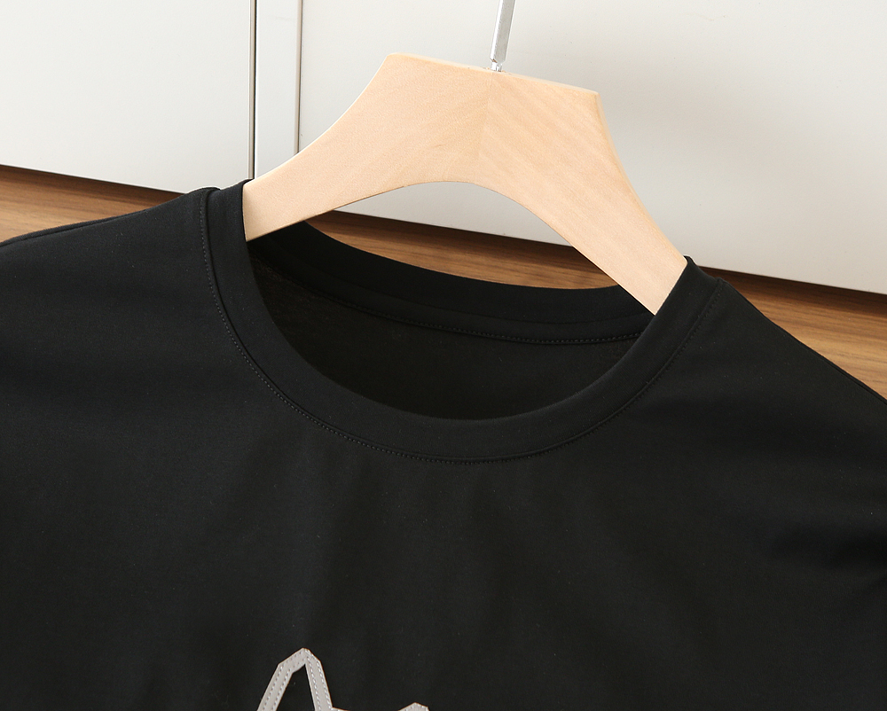 🌾爱*仕(He*mès) 2026春夏 最新主题刺绣圆领短袖T恤衫，新图型立体感贴起绣马头的设计 上身很