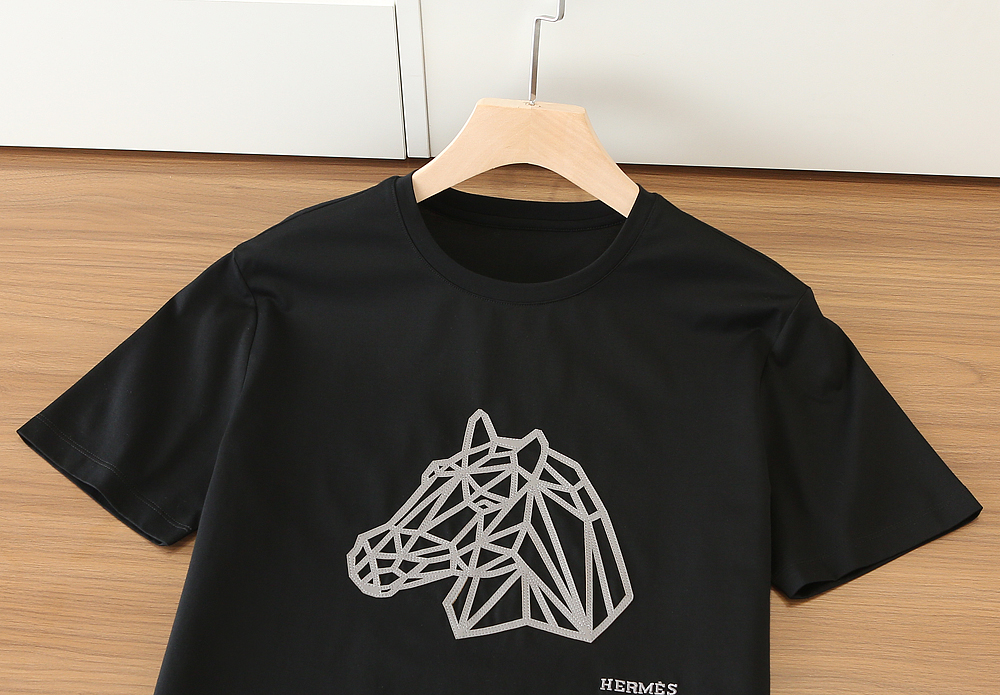 🌾爱*仕(He*mès) 2026春夏 最新主题刺绣圆领短袖T恤衫，新图型立体感贴起绣马头的设计 上身很