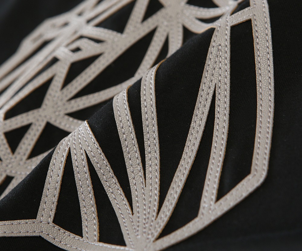 🌾爱*仕(He*mès) 2026春夏 最新主题刺绣圆领短袖T恤衫，新图型立体感贴起绣马头的设计 上身很