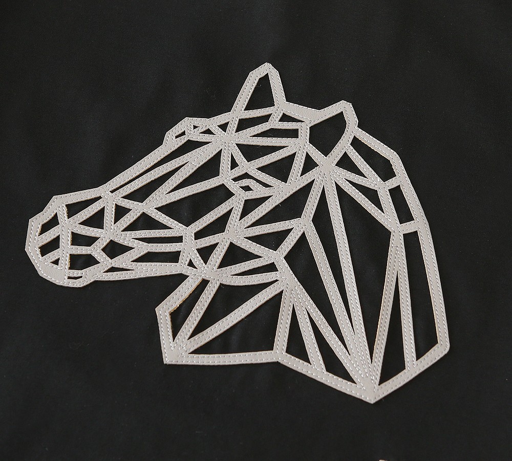 🌾爱*仕(He*mès) 2026春夏 最新主题刺绣圆领短袖T恤衫，新图型立体感贴起绣马头的设计 上身很