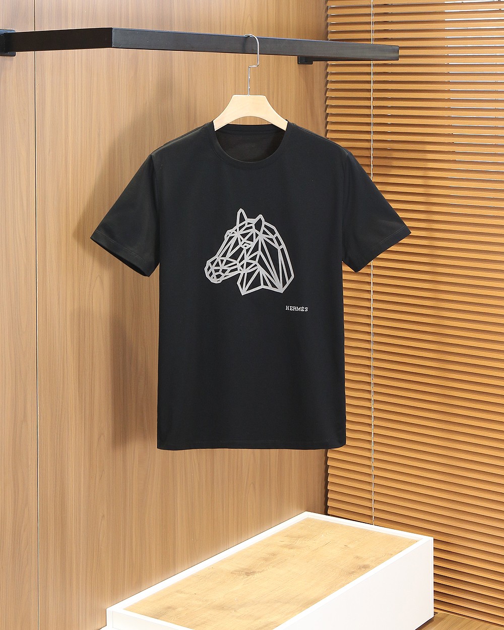 🌾爱*仕(He*mès) 2026春夏 最新主题刺绣圆领短袖T恤衫，新图型立体感贴起绣马头的设计 上身很
