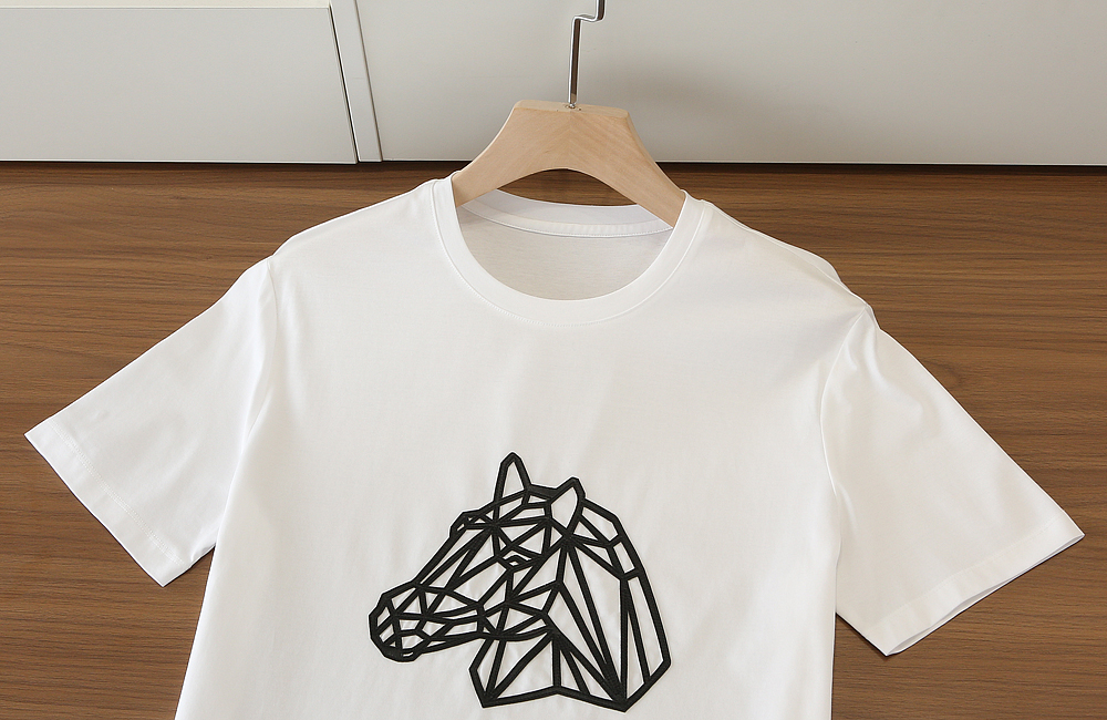 🌾爱*仕(He*mès) 2026春夏 最新主题刺绣圆领短袖T恤衫，新图型立体感贴起绣马头的设计 上身很