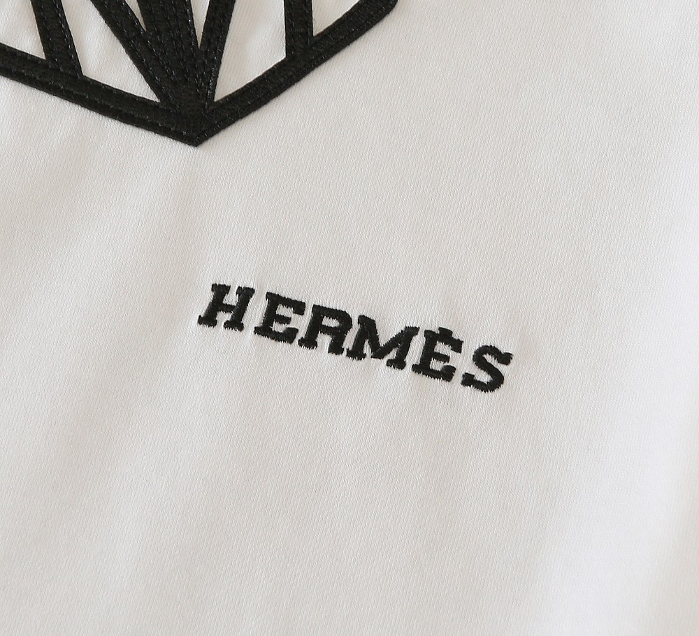 🌾爱*仕(He*mès) 2026春夏 最新主题刺绣圆领短袖T恤衫，新图型立体感贴起绣马头的设计 上身很