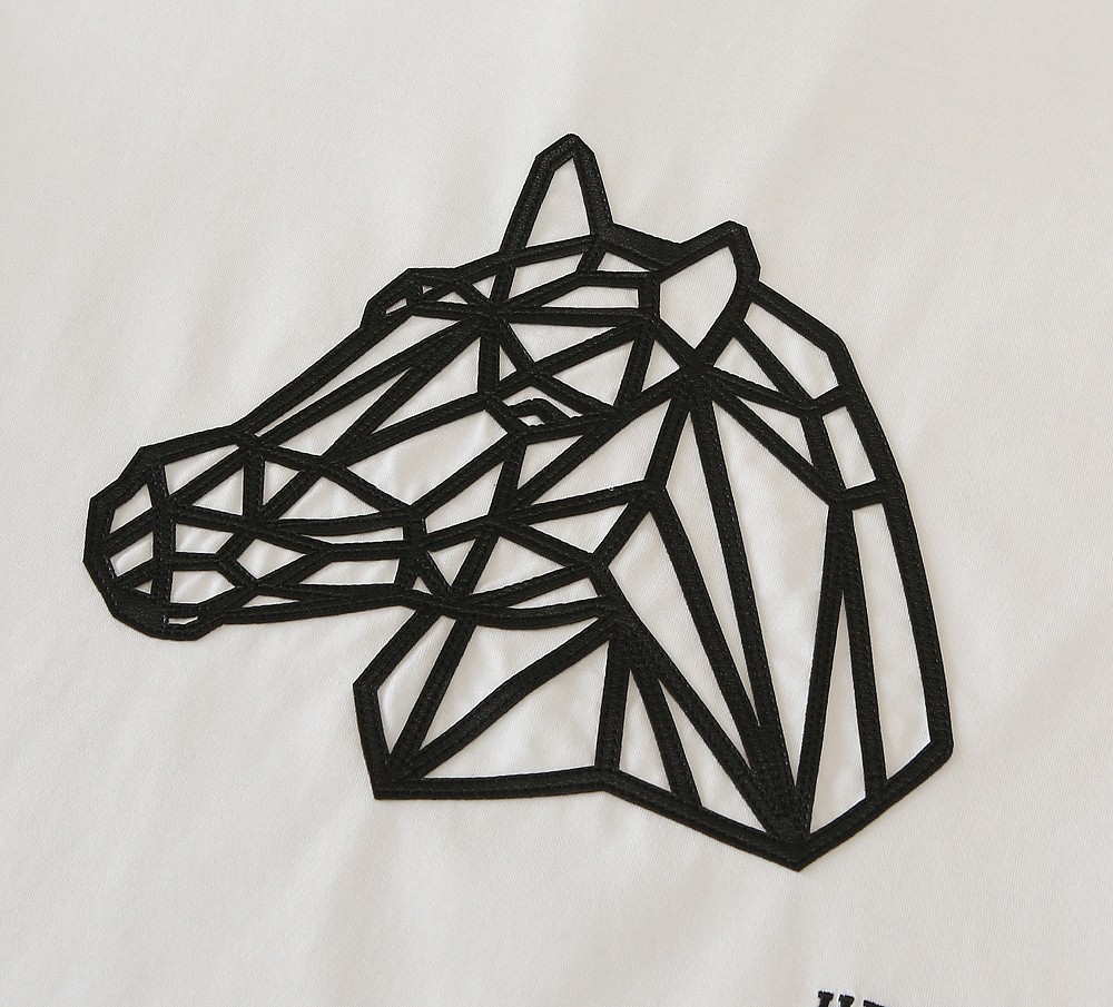 🌾爱*仕(He*mès) 2026春夏 最新主题刺绣圆领短袖T恤衫，新图型立体感贴起绣马头的设计 上身很