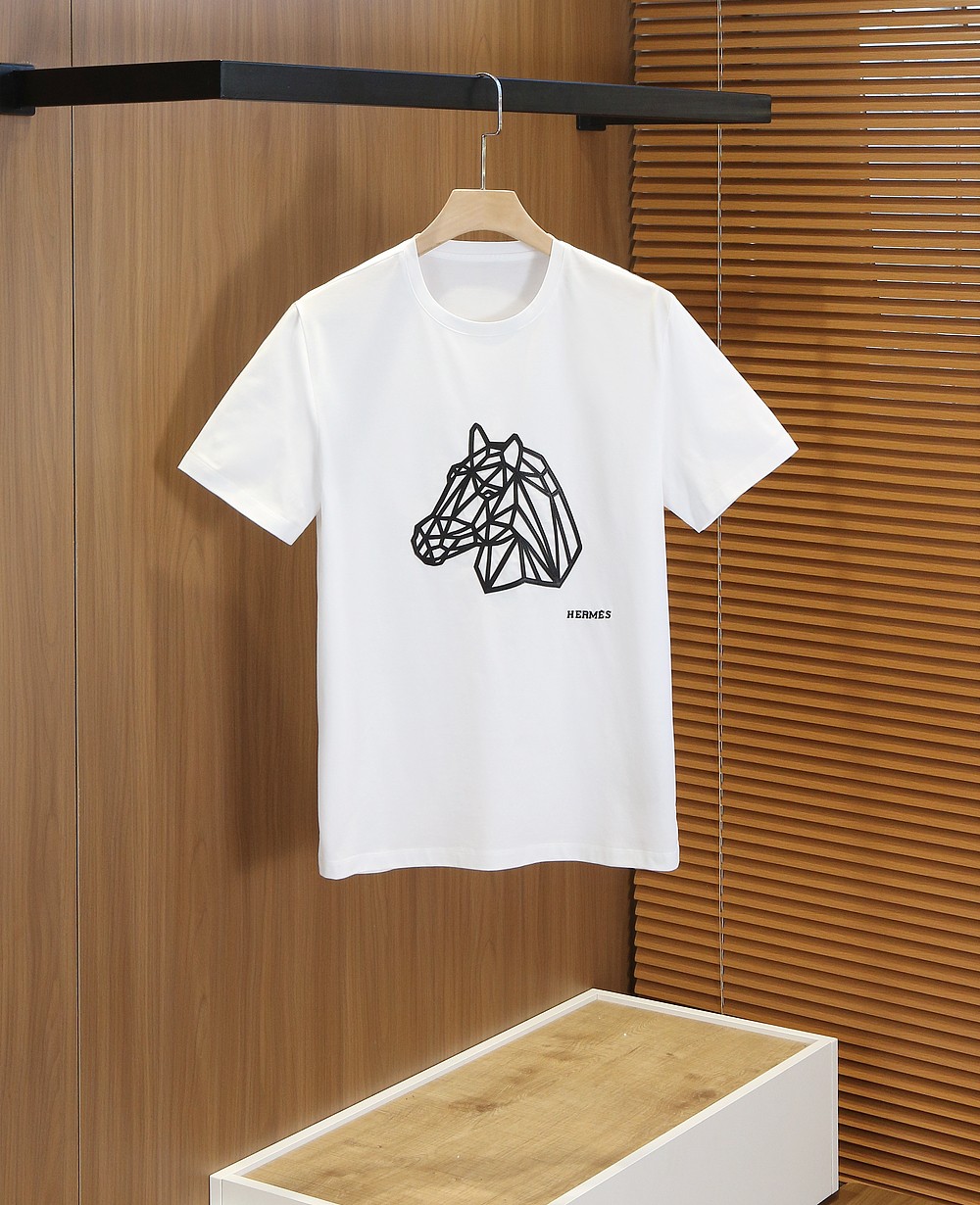 🌾爱*仕(He*mès) 2026春夏 最新主题刺绣圆领短袖T恤衫，新图型立体感贴起绣马头的设计 上身很