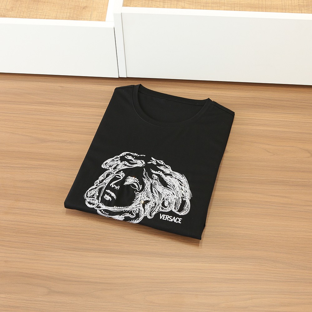 🌾范*哲Ver**ce 2026早春新款！柜在售 经典款.美杜莎刺绣男士圆领短袖T恤衫 .胸口标志刺绣带