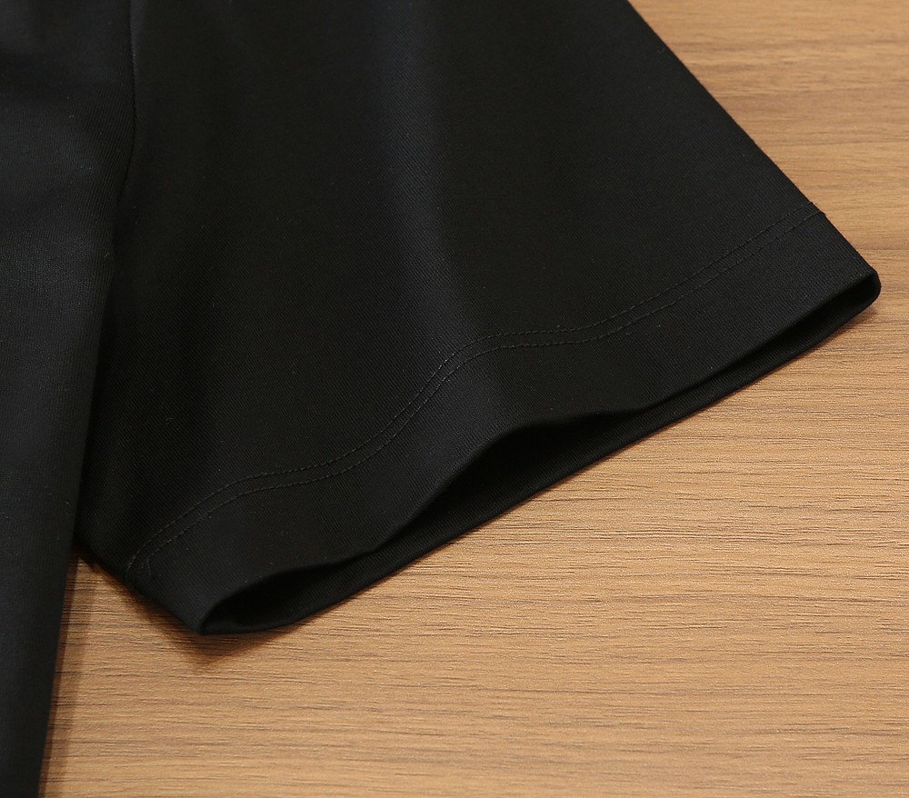 🌾范*哲Ver**ce 2026早春新款！柜在售 经典款.美杜莎刺绣男士圆领短袖T恤衫 .胸口标志刺绣带