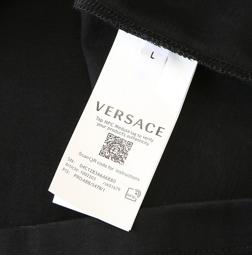 🌾范*哲Ver**ce 2026早春新款！柜在售 经典款.美杜莎刺绣男士圆领短袖T恤衫 .胸口标志刺绣带