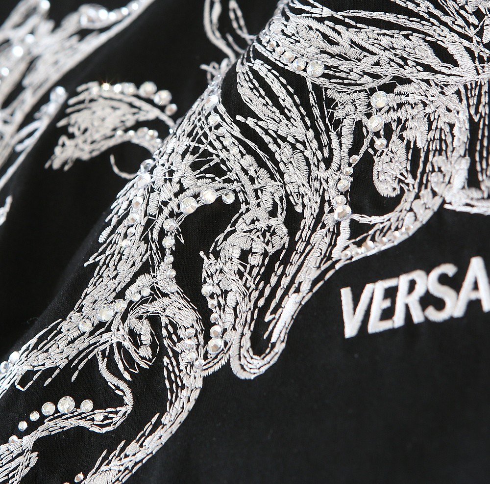 🌾范*哲Ver**ce 2026早春新款！柜在售 经典款.美杜莎刺绣男士圆领短袖T恤衫 .胸口标志刺绣带