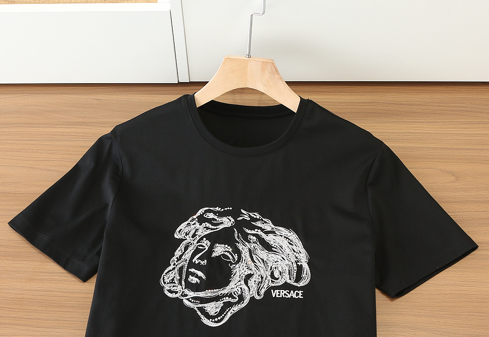 🌾范*哲Ver**ce 2026早春新款！柜在售 经典款.美杜莎刺绣男士圆领短袖T恤衫 .胸口标志刺绣带