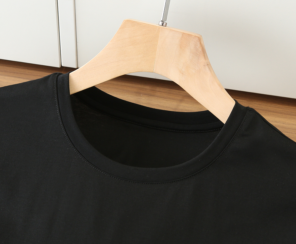 🌾范*哲Ver**ce 2026早春新款！柜在售 经典款.美杜莎刺绣男士圆领短袖T恤衫 .胸口标志刺绣带