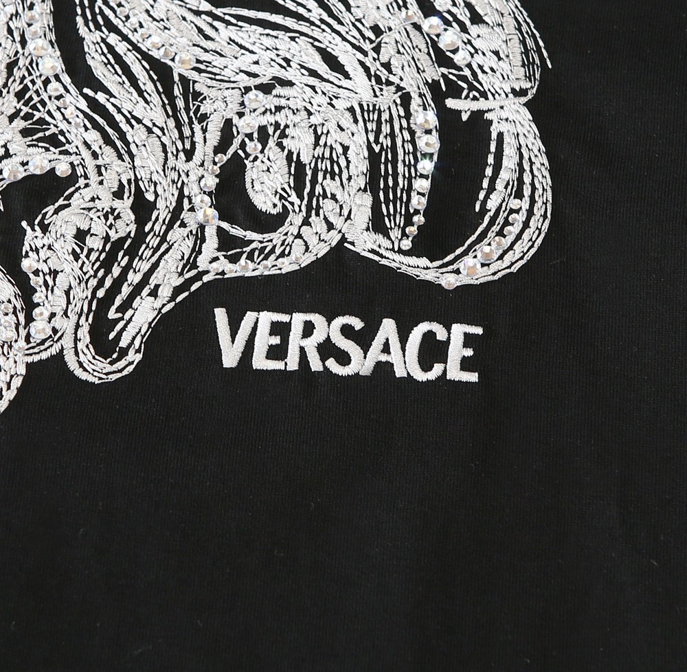 🌾范*哲Ver**ce 2026早春新款！柜在售 经典款.美杜莎刺绣男士圆领短袖T恤衫 .胸口标志刺绣带