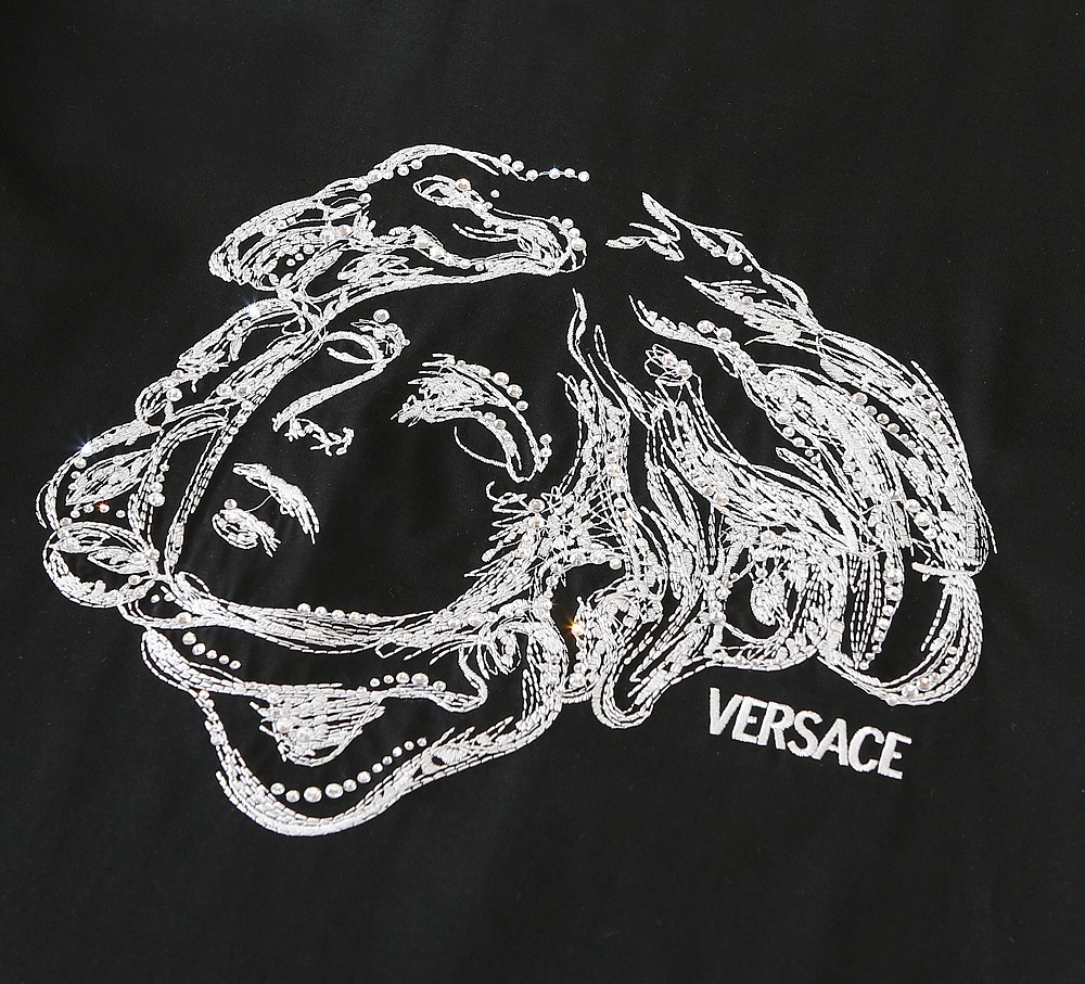 🌾范*哲Ver**ce 2026早春新款！柜在售 经典款.美杜莎刺绣男士圆领短袖T恤衫 .胸口标志刺绣带