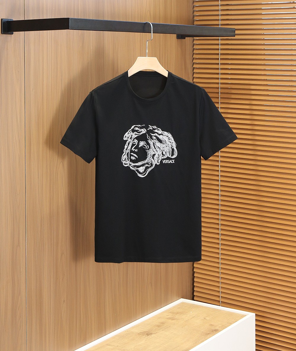 🌾范*哲Ver**ce 2026早春新款！柜在售 经典款.美杜莎刺绣男士圆领短袖T恤衫 .胸口标志刺绣带