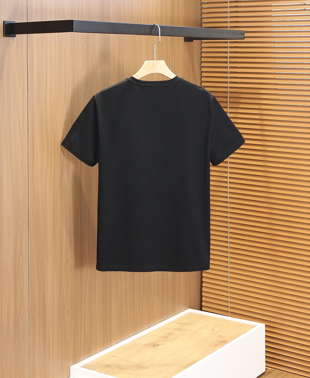 🌾范*哲Ver**ce 2026早春新款！柜在售 经典款.美杜莎刺绣男士圆领短袖T恤衫 .胸口标志刺绣带