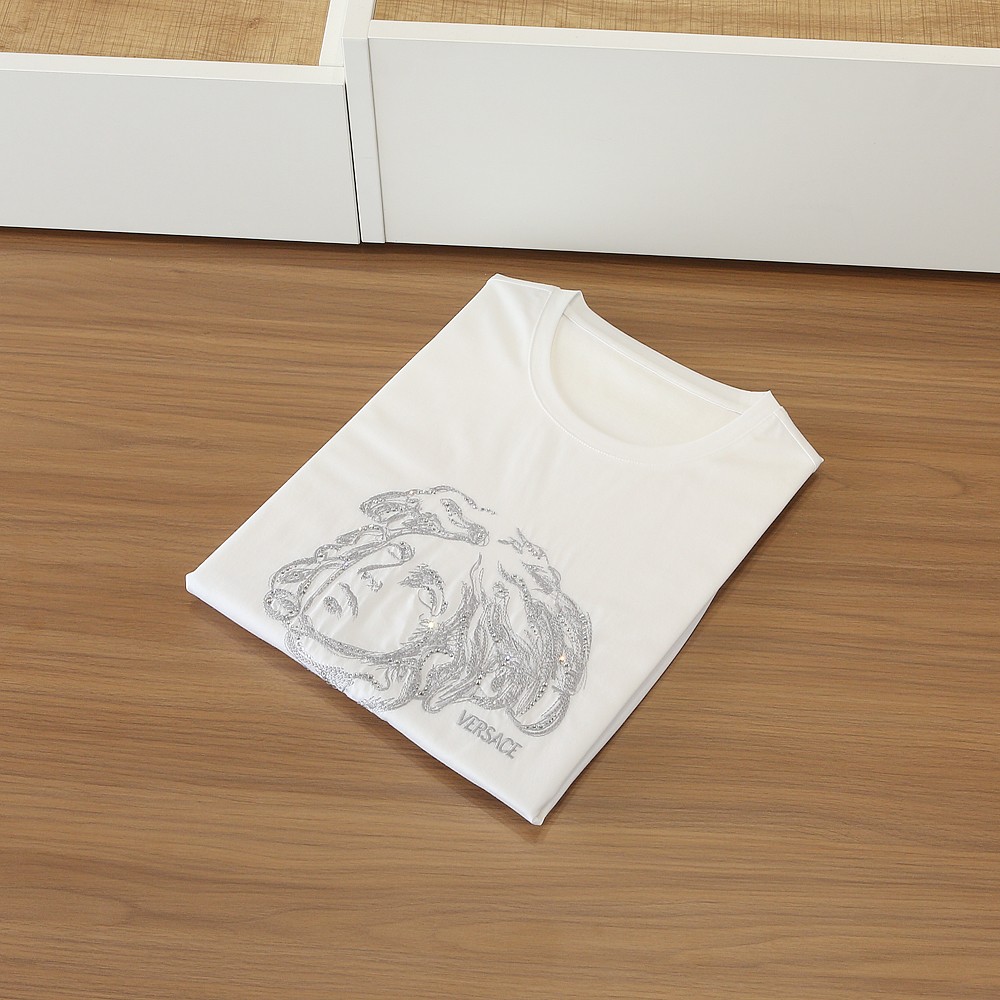 🌾范*哲Ver**ce 2026早春新款！柜在售 经典款.美杜莎刺绣男士圆领短袖T恤衫 .胸口标志刺绣带