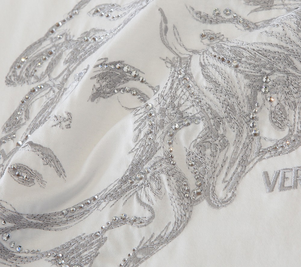 🌾范*哲Ver**ce 2026早春新款！柜在售 经典款.美杜莎刺绣男士圆领短袖T恤衫 .胸口标志刺绣带