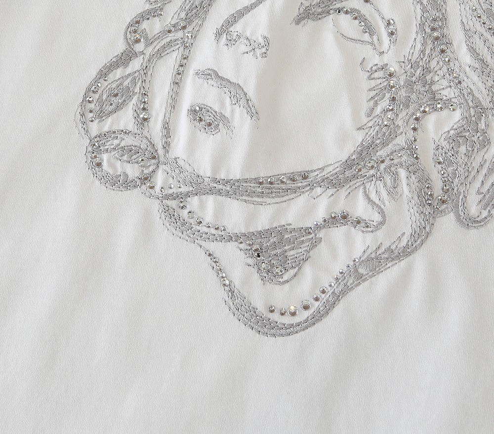 🌾范*哲Ver**ce 2026早春新款！柜在售 经典款.美杜莎刺绣男士圆领短袖T恤衫 .胸口标志刺绣带