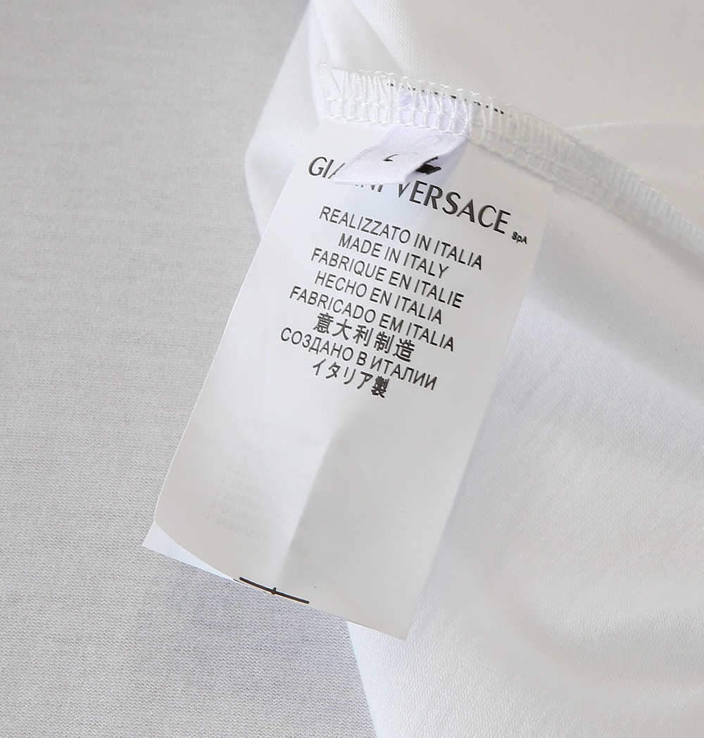 🌾范*哲Ver**ce 2026早春新款！柜在售 经典款.美杜莎刺绣男士圆领短袖T恤衫 .胸口标志刺绣带