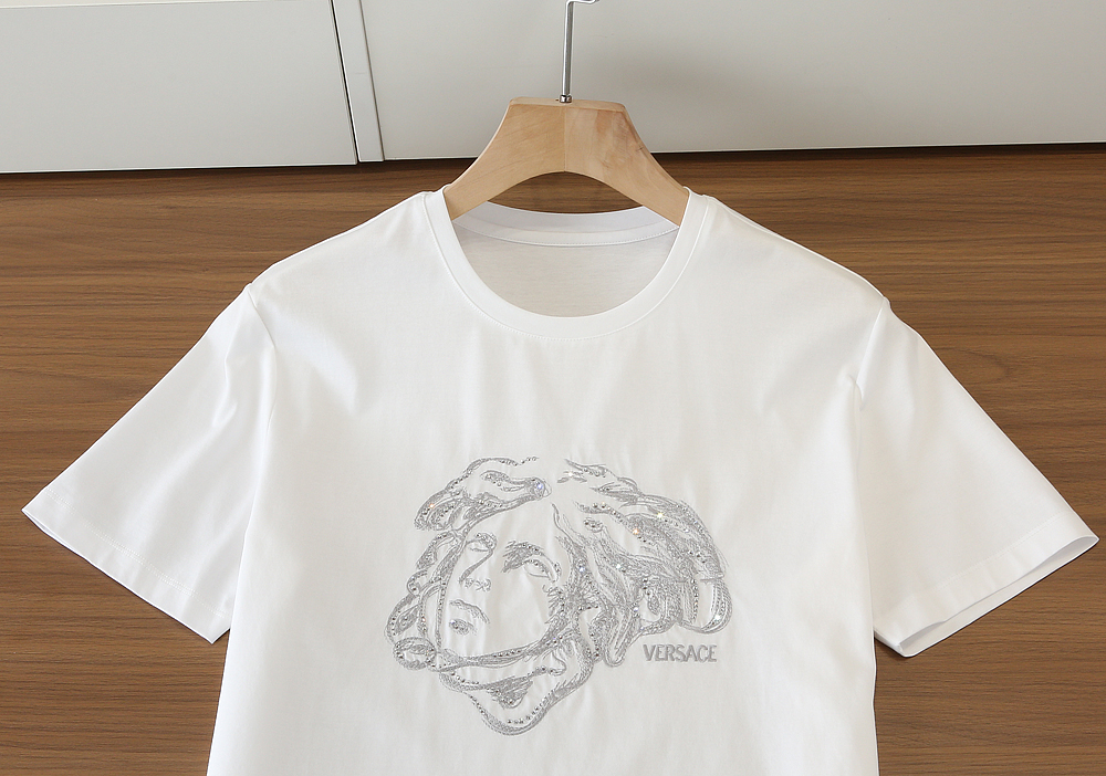 🌾范*哲Ver**ce 2026早春新款！柜在售 经典款.美杜莎刺绣男士圆领短袖T恤衫 .胸口标志刺绣带
