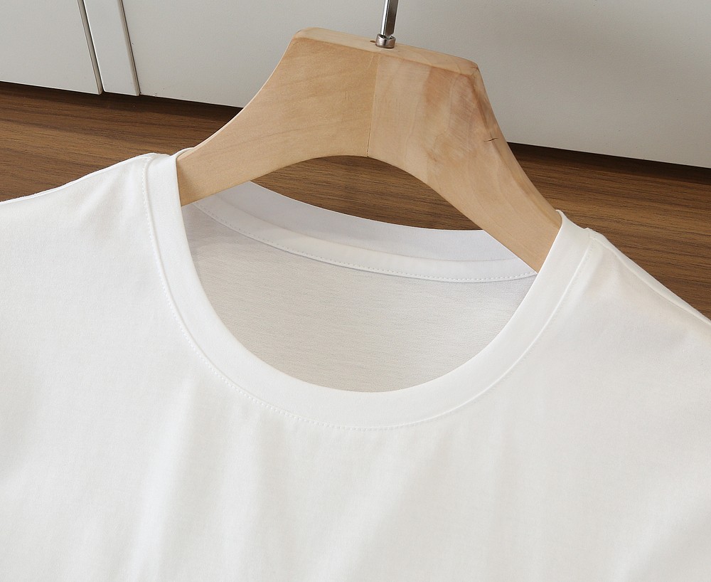 🌾范*哲Ver**ce 2026早春新款！柜在售 经典款.美杜莎刺绣男士圆领短袖T恤衫 .胸口标志刺绣带