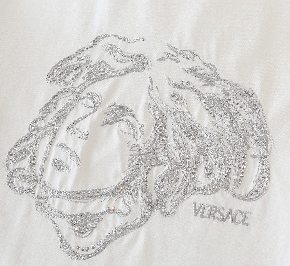 🌾范*哲Ver**ce 2026早春新款！柜在售 经典款.美杜莎刺绣男士圆领短袖T恤衫 .胸口标志刺绣带